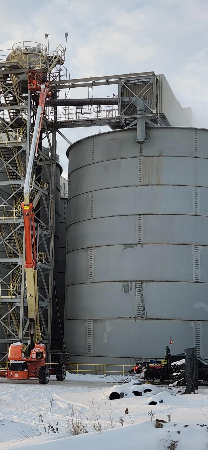 Industrial tank maintenance with boom lift